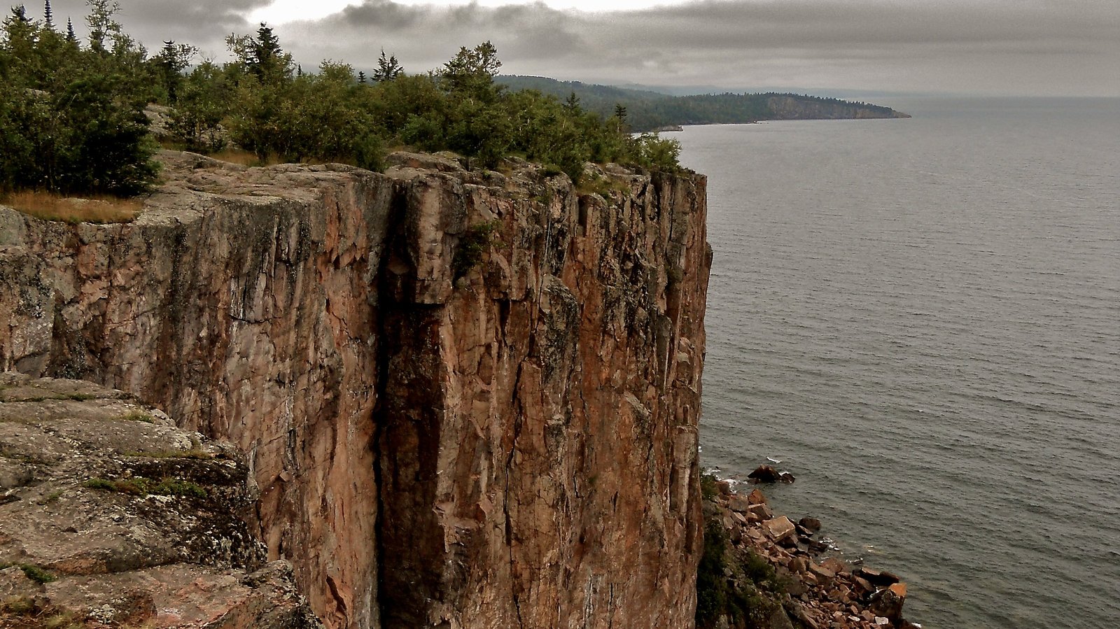 North Shore rocky water view representing Cook County and Lake Superior access.